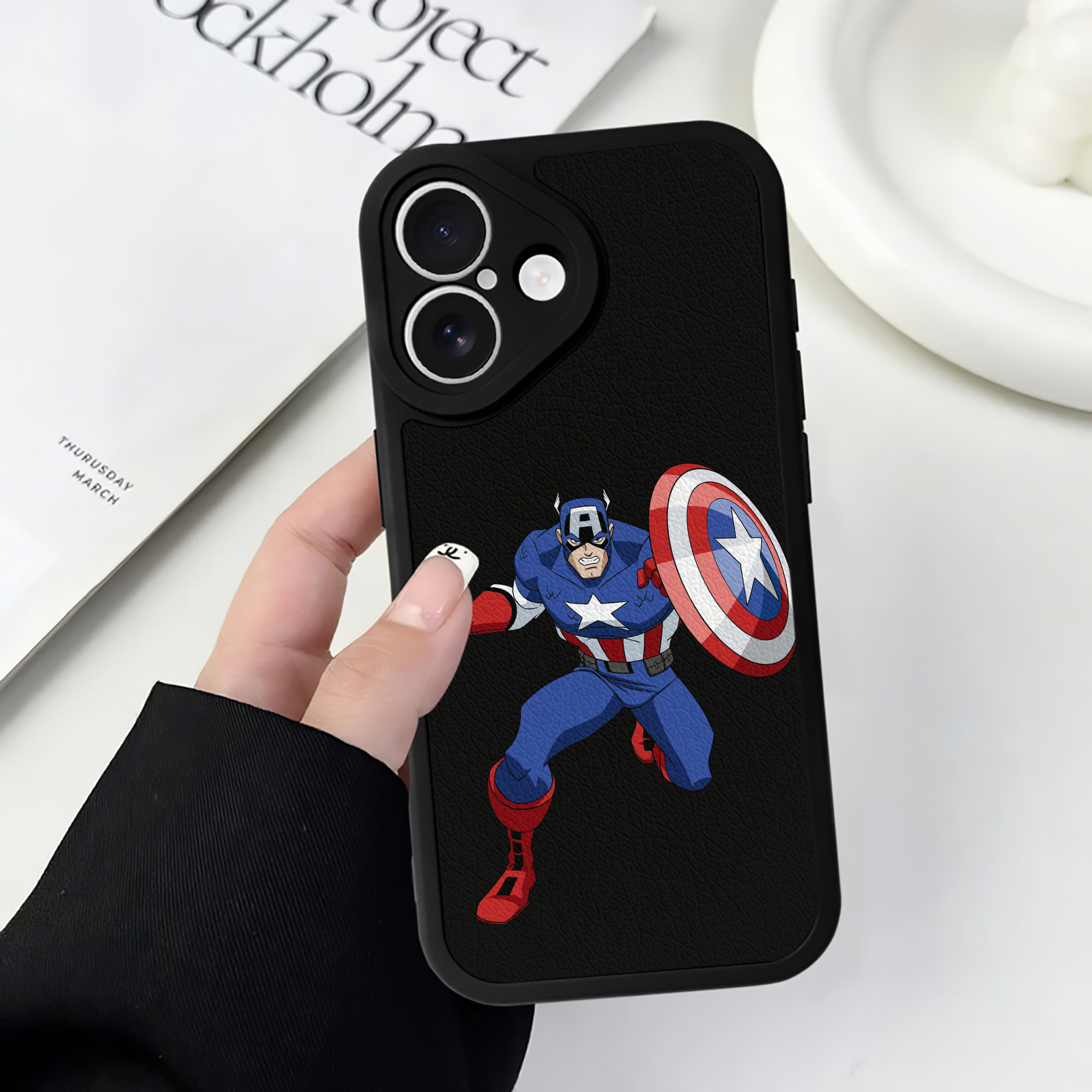 （画像用） アベンジャーズ The Avengers 【iPhone 16シリーズ対応】シリコンスマホケース（レザー調） 材質：シリコン